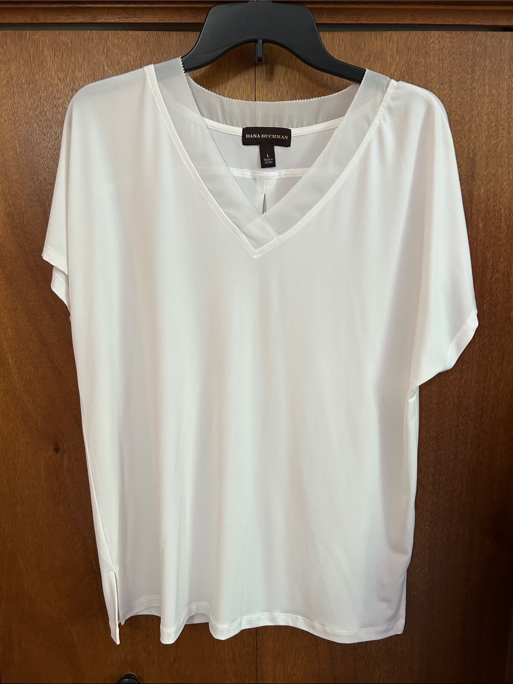 Dana Buchman White V-Neck Dolman Short Sleeve Top. Size L